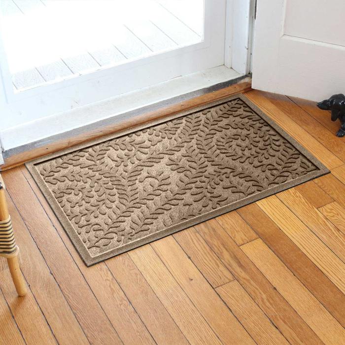Thảm được đặt ngay cửa chính vào nhà sẽ giúp "thu nạp" những nhuệ khí tiêu cực do hướng nhà không hợp